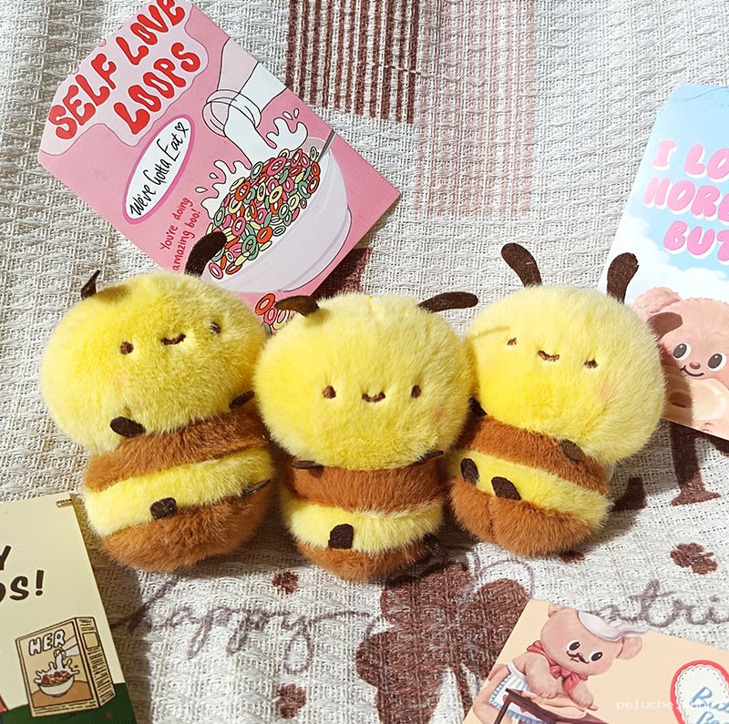 Mini Peluche Abeille Douce Kawaii – Compagnon Idéal