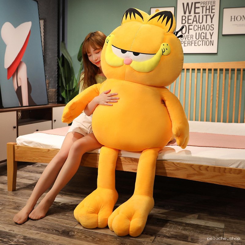 Peluche Garfield Géante – Douceur et Fainéantise à Câliner
