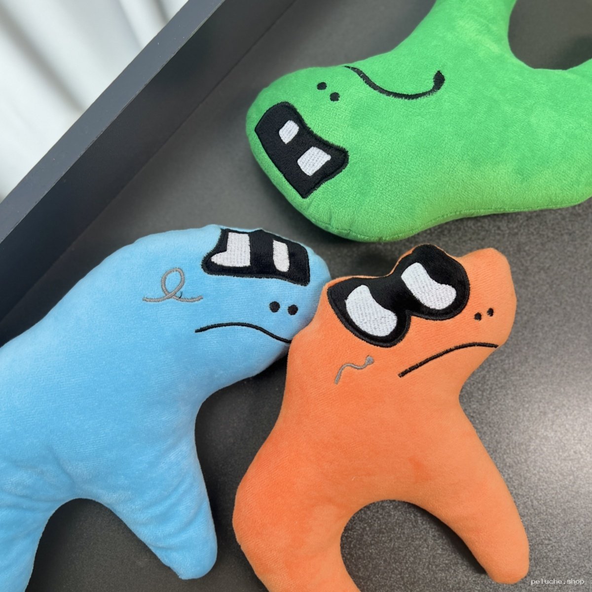 Peluches Originales Personnages Rigolos et Colorés