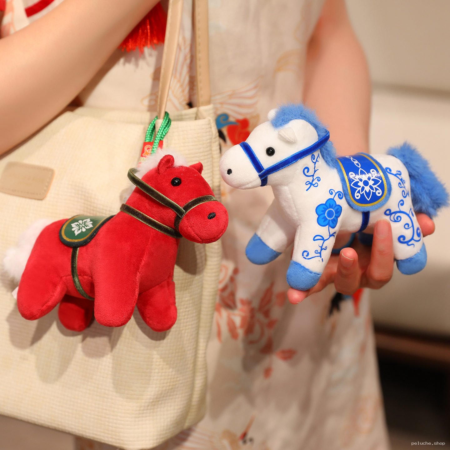 Peluches Cheval Folklorique - Charme Asiatique à Emporter