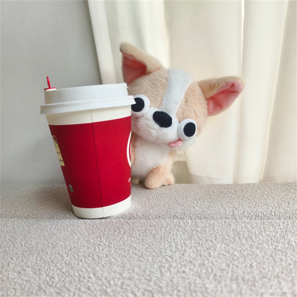 Chihuahua Peluche Adorable – Regard Coquin Derrière la Tasse