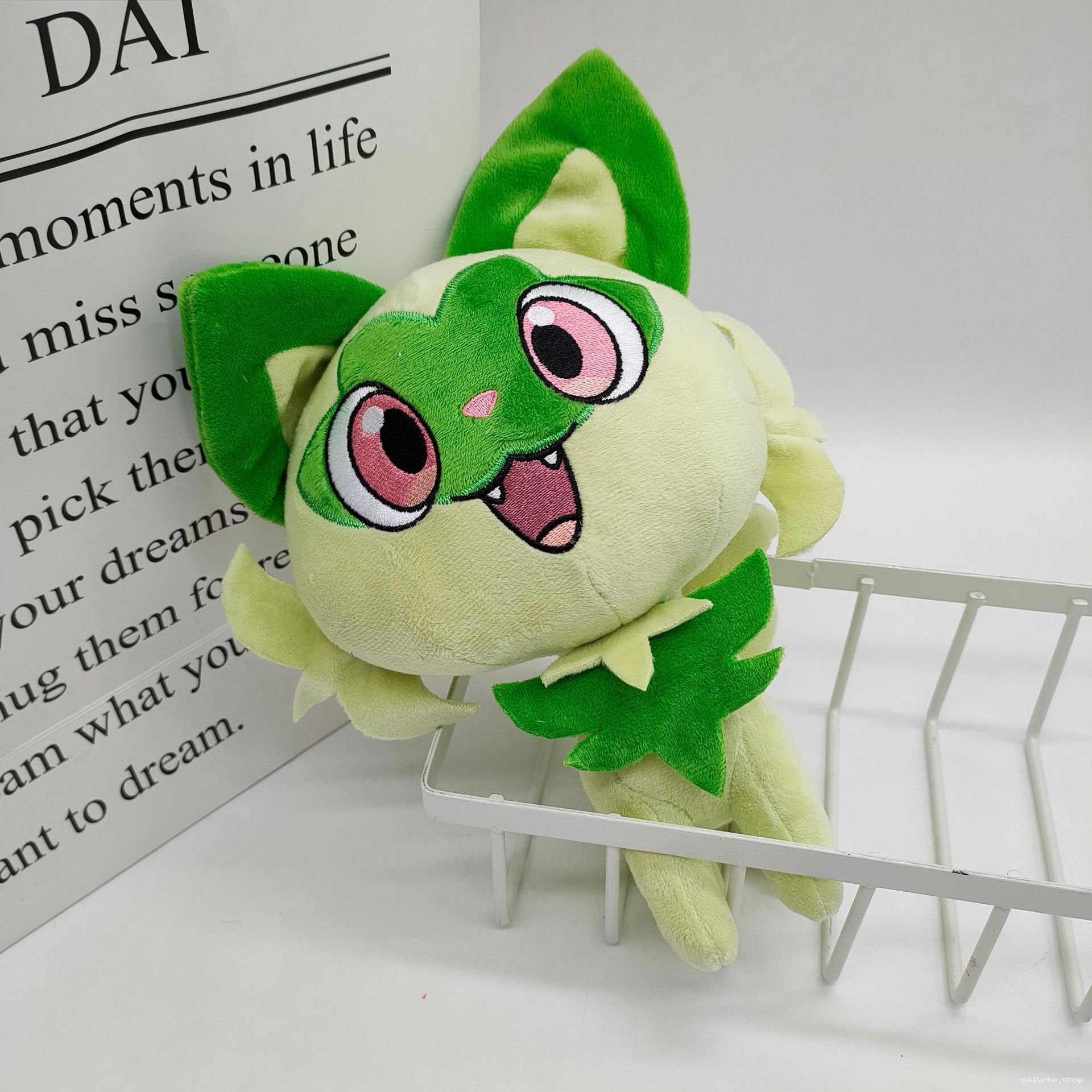 Peluche Poussacha Officielle Pokémon Écarlate et Violette