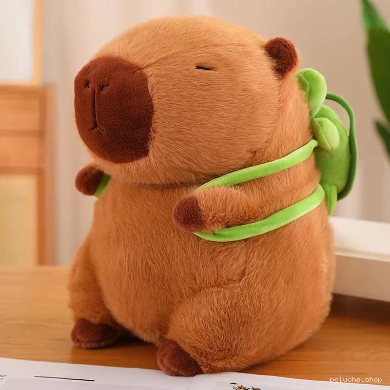 Peluche Capybara Mignon avec Sac à Dos Vert - Douceur Assurée