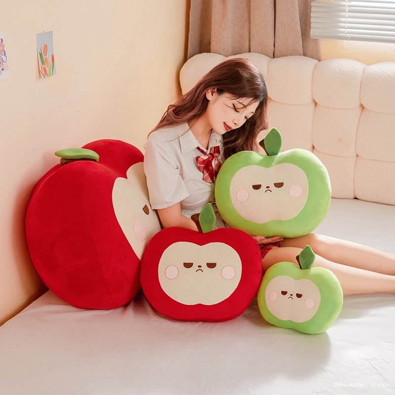 Peluche Pomme Mignonne avec Expression Boudeuse | Douce & Kawaii