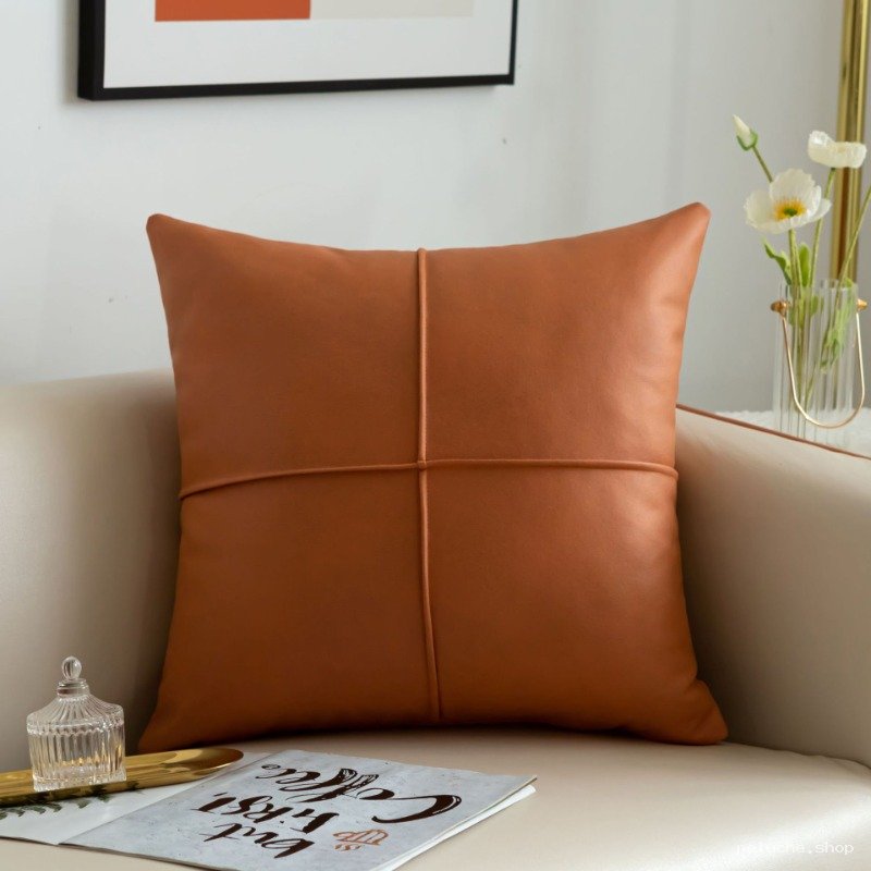 Coussin décoratif en similicuir marron avec motif quadrillé