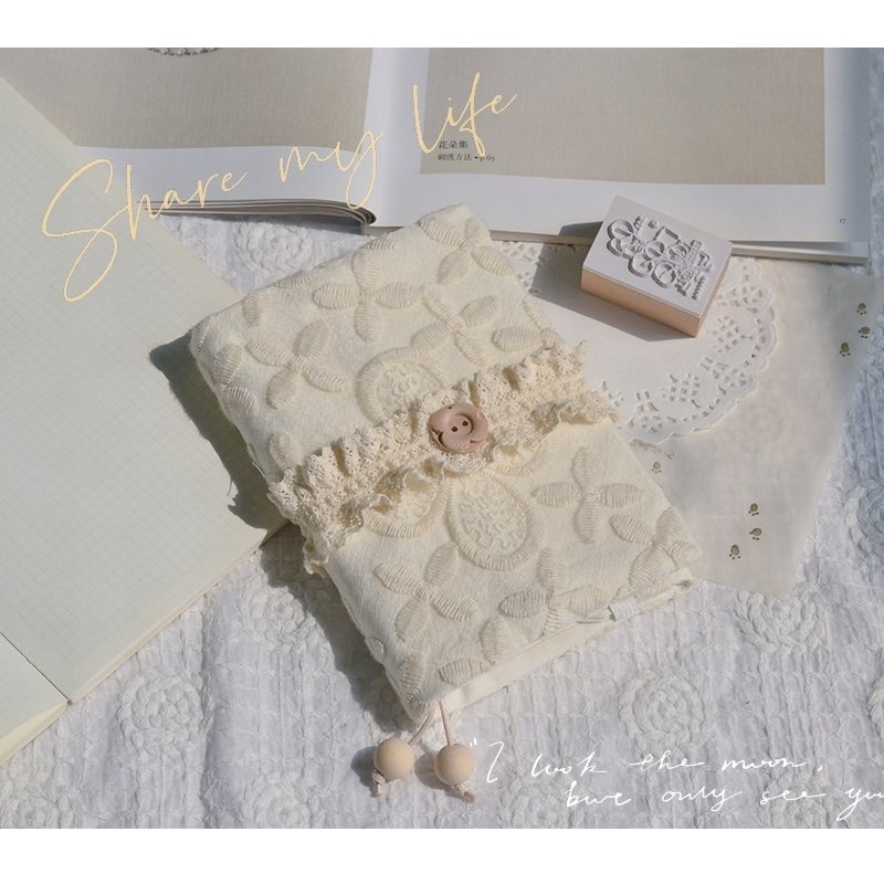 Housse de Carnet Brodé Crème avec Dentelle & Bouton Rose