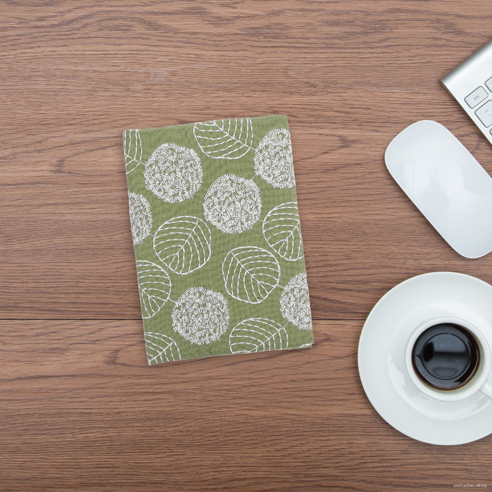 Carnet en tissu brodé vert motifs feuilles et fleurs