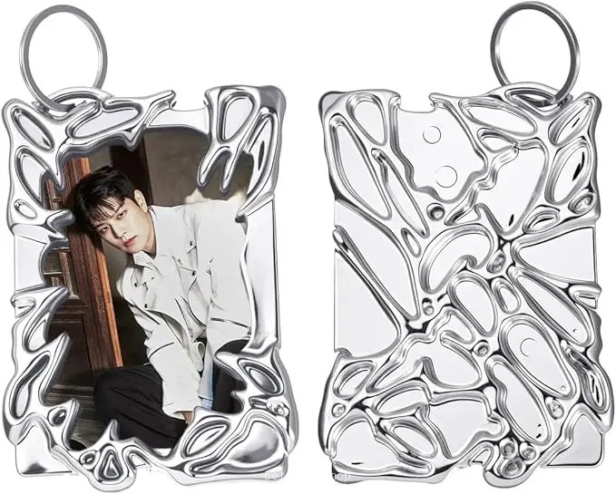 Porte-clés Photo Métallique Design Fluide – Accessoire Tendance