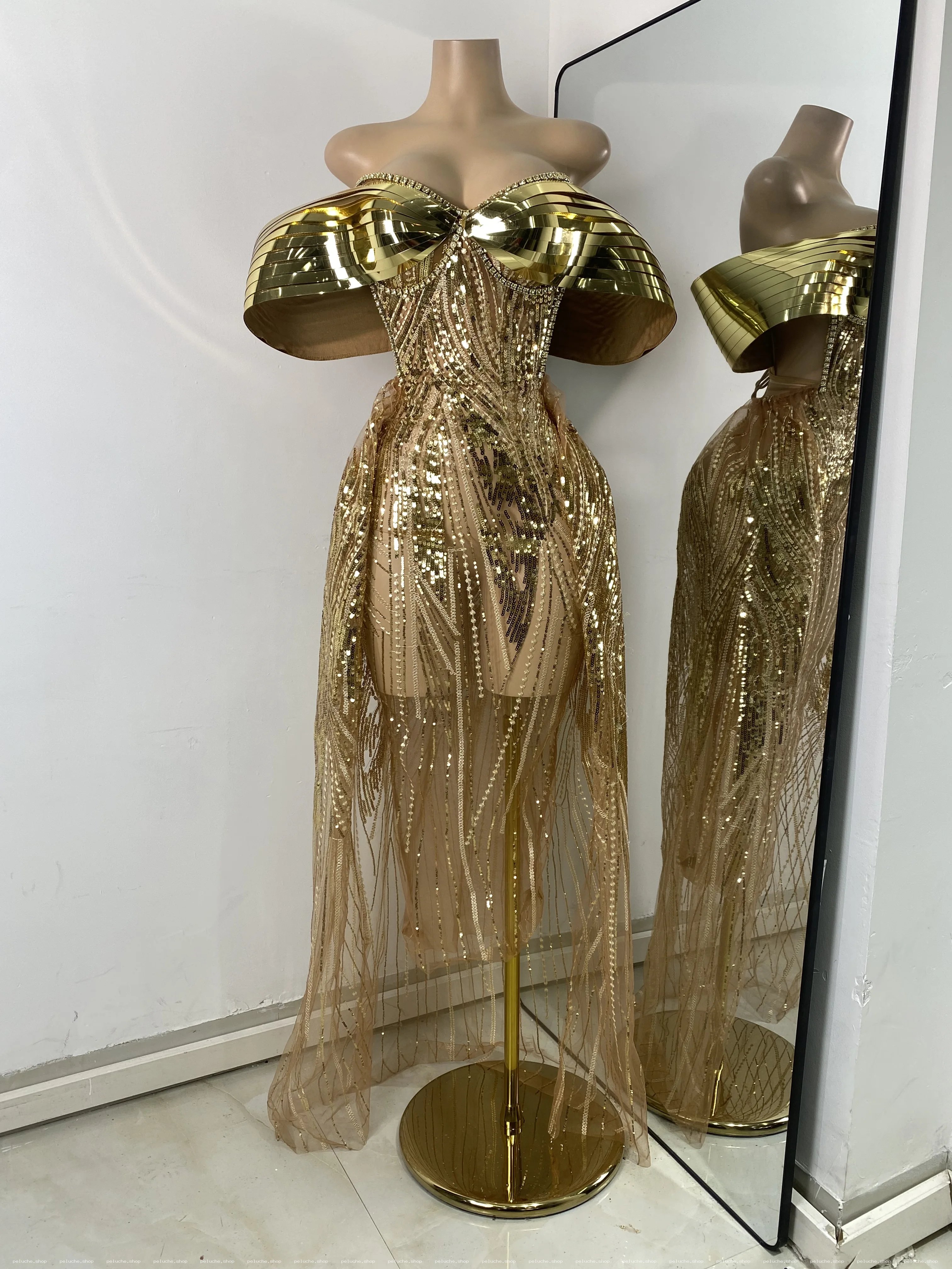 Robe de soirée dorée pailletée glamour - Élégance Scintillante