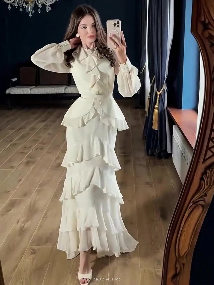 Robe longue crème à volants superposés et col raffiné