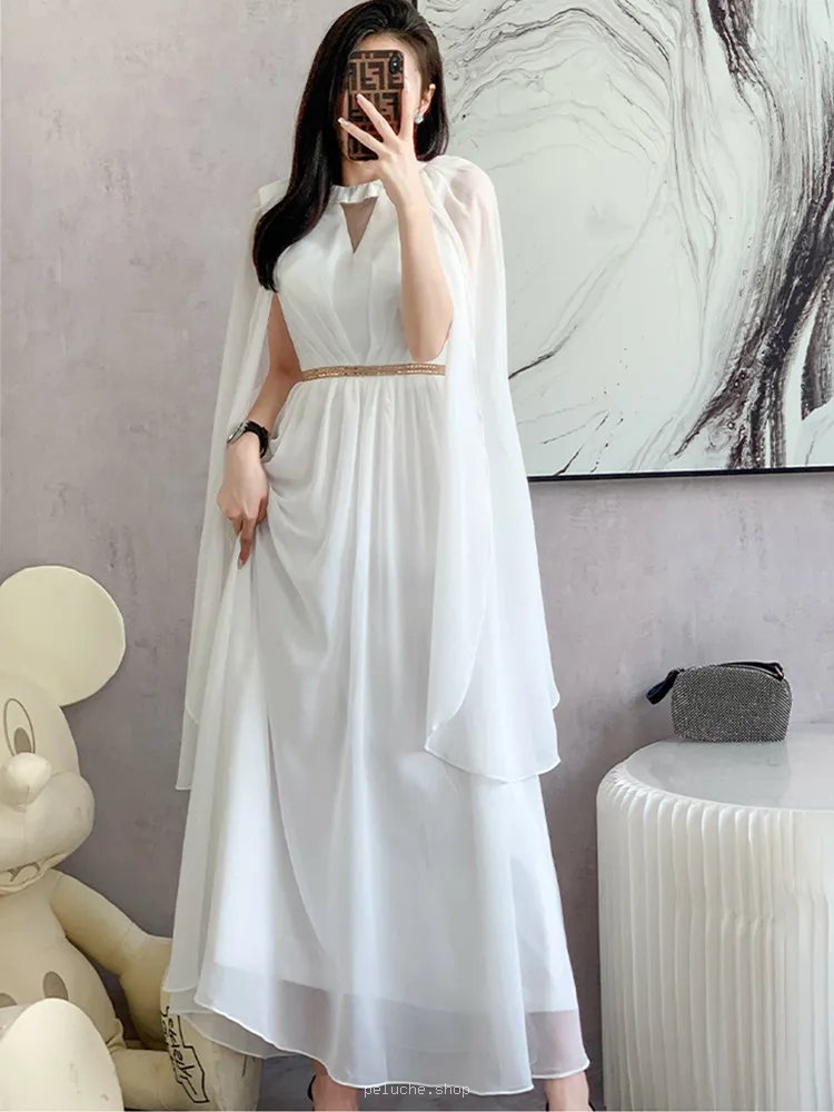 Robe longue blanche avec cape et ceinture dorée - Élégance