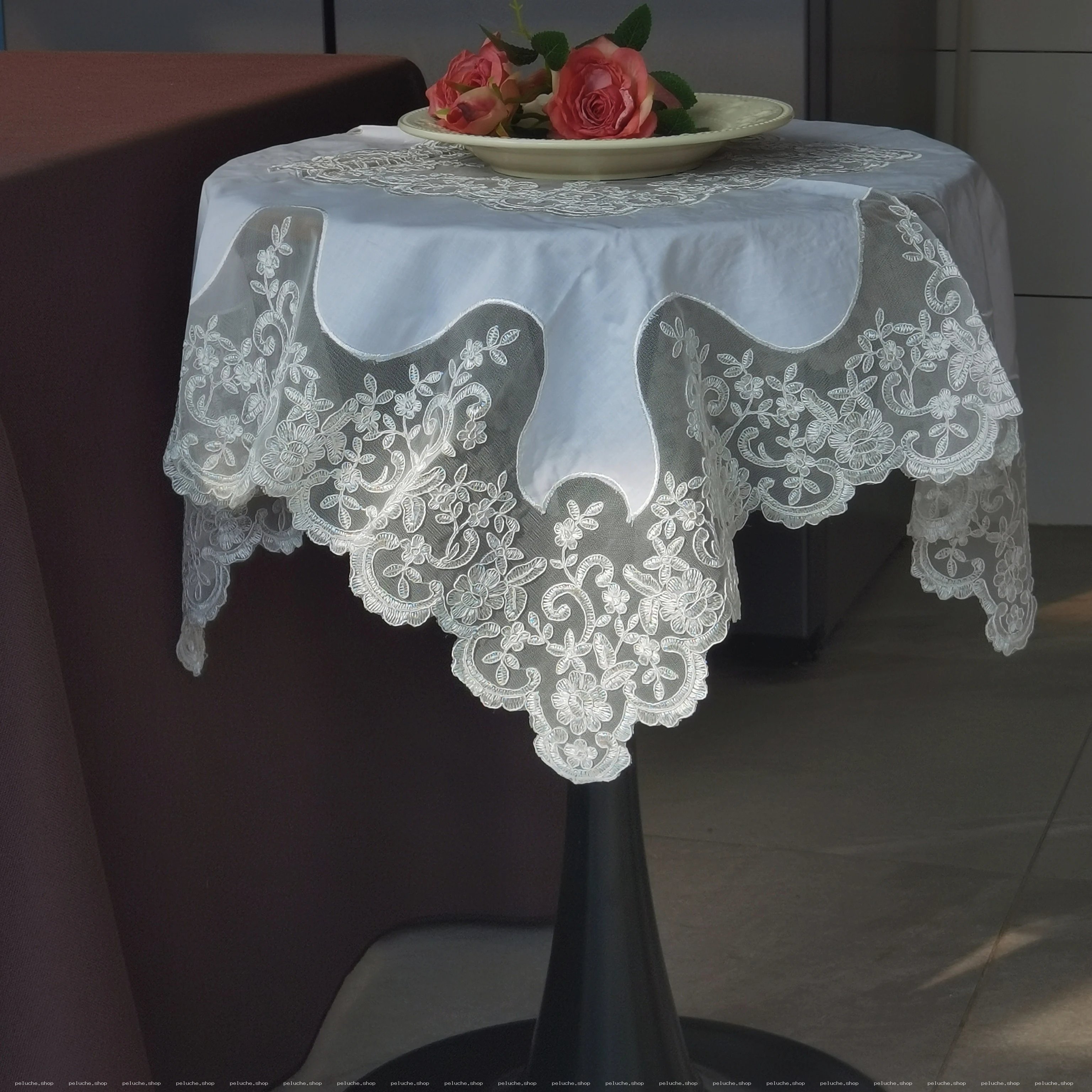 Nappe blanche élégante dentelle brodée pour table ronde